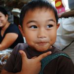 Lachende philipijnse jongen kijkt bedenkelijk om de wijzigingen Google Ad Grants